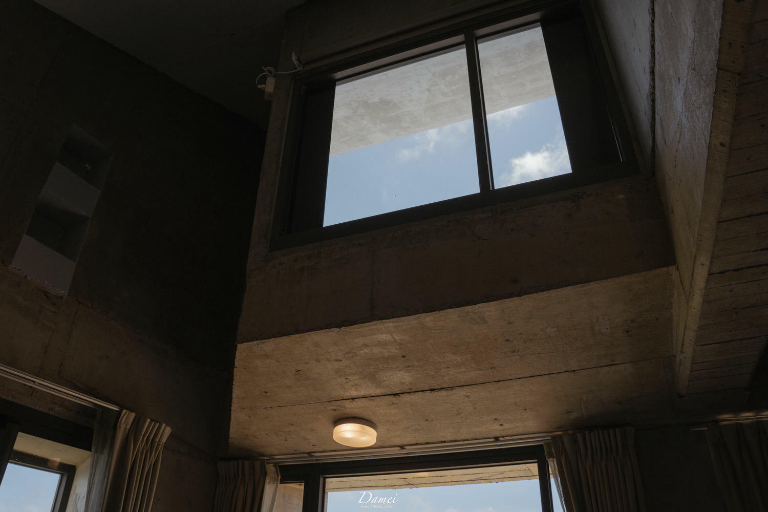 恆春住宿|光現旅宿 The Light Inn-當暖光撒進類清水模壁面,柔軟了空間每一處 - 第13張圖
