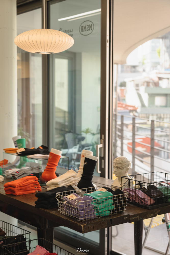 韓國首爾購物|MSMR-漢南洞精品店服務等級的潮牌襪店,還有新鮮草莓可以吃 - 第7張圖
