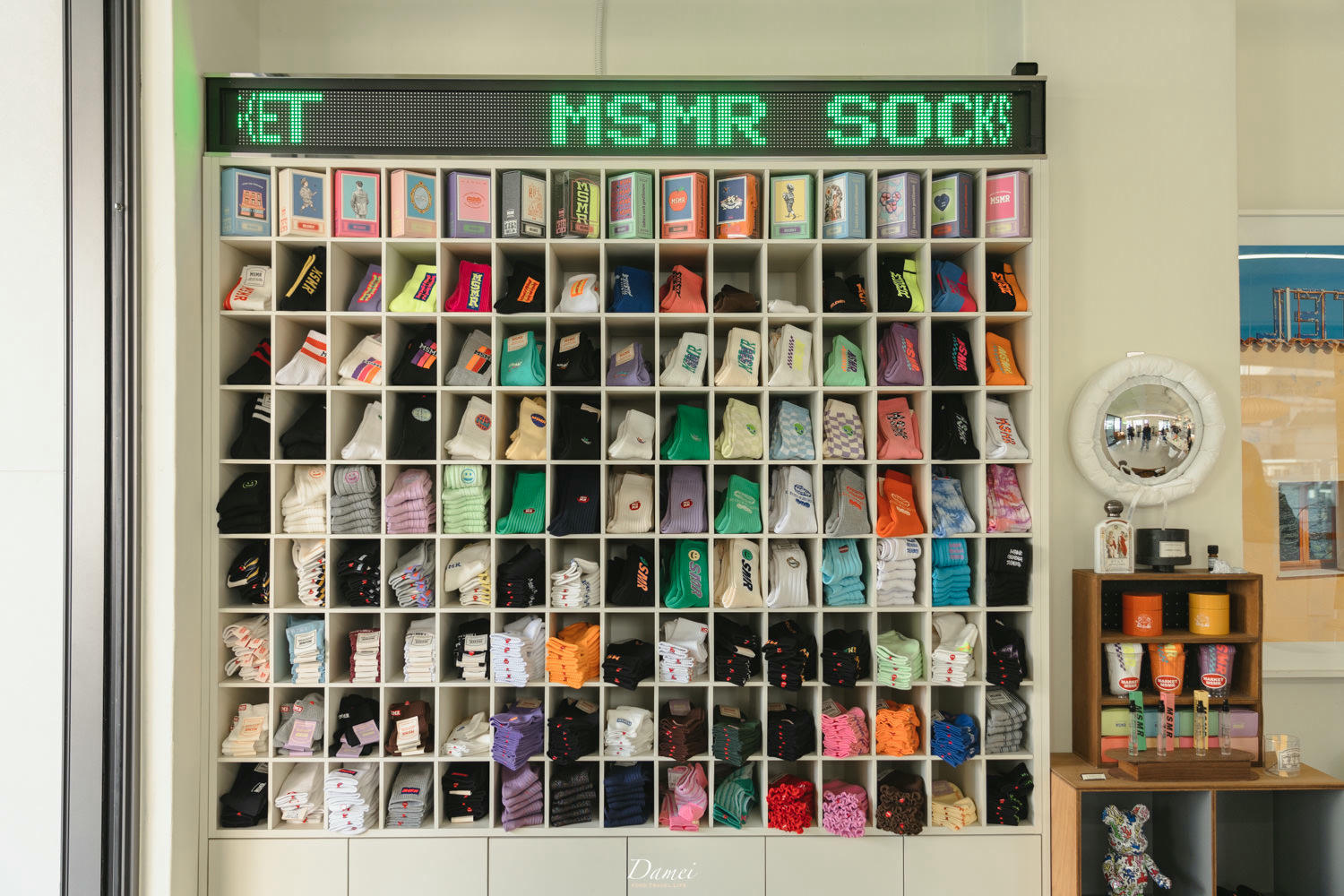 韓國首爾購物|MSMR-漢南洞精品店服務等級的潮牌襪店,還有新鮮草莓可以吃 - 第5張圖