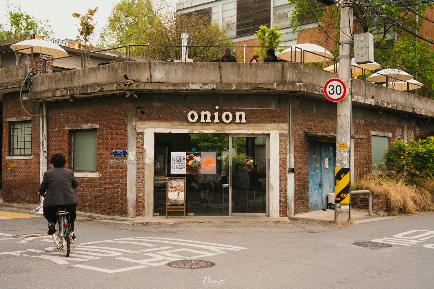 韓國首爾|Onion 聖水店 어니언 성수-聖水洞散策就從這開啟!在廢墟裡我們品咖啡嚐甜點 Onion 聖水 어니언 성수 1