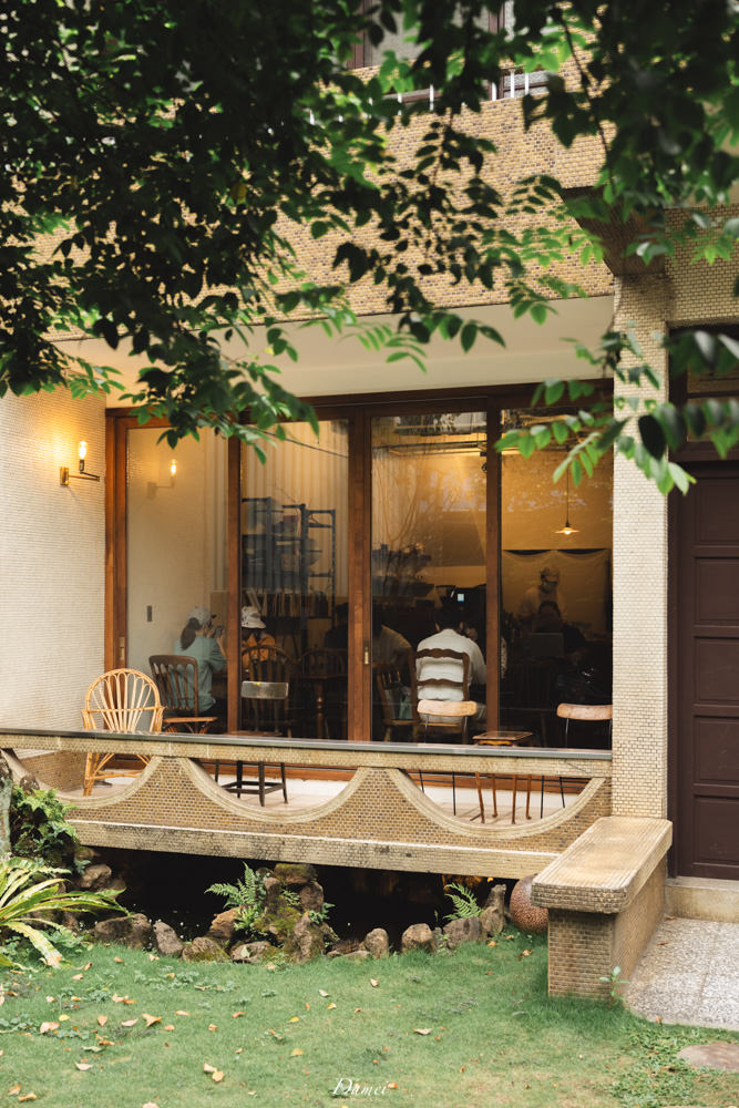 再再咖啡 a plus coffee-淡水站附近充滿綠意的街角老宅咖啡館 - 第3張圖