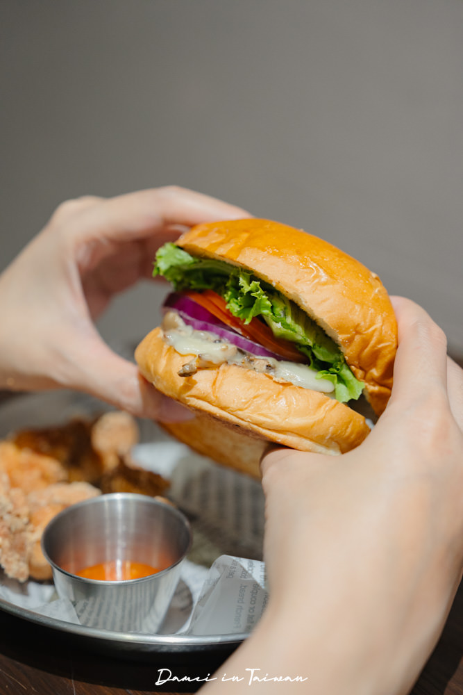 台北中山|Take Out Burger 民權店-用心選料的多口味漢堡!貓咪們陪吃陪玩特別療癒 - 第17張圖