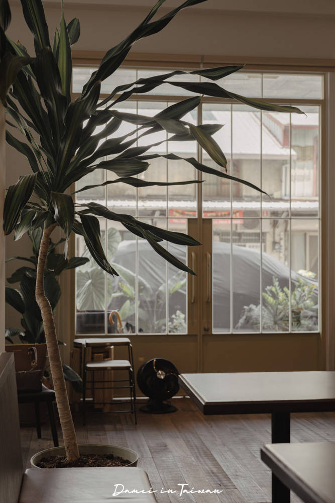 台中西區|longhouse coffee shop-模範社區裡的歐洲咖啡館,康寶藍是招牌! - 第8張圖