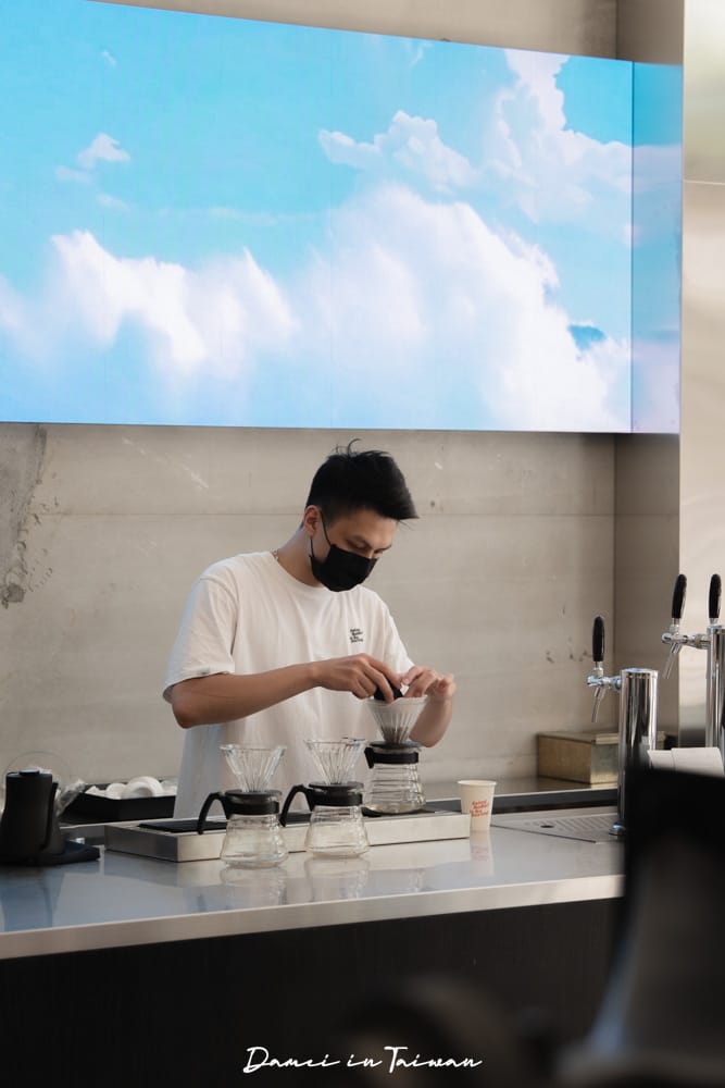 台北信義|Fake Sober 2店-灰黑色系半開放式空間,還有秒殺鹽麵包 - 第6張圖
