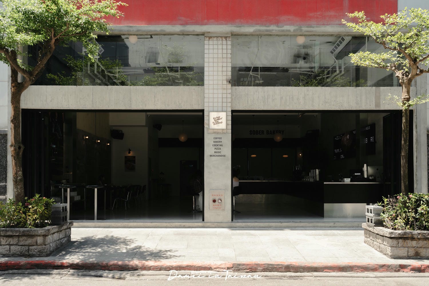 台北信義|Fake Sober 2店-灰黑色系半開放式空間,還有秒殺鹽麵包 - 第2張圖