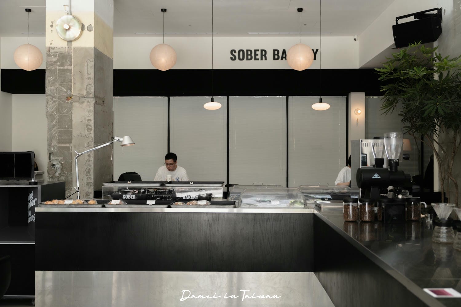 台北信義|Fake Sober 2店-灰黑色系半開放式空間,還有秒殺鹽麵包 - 第9張圖