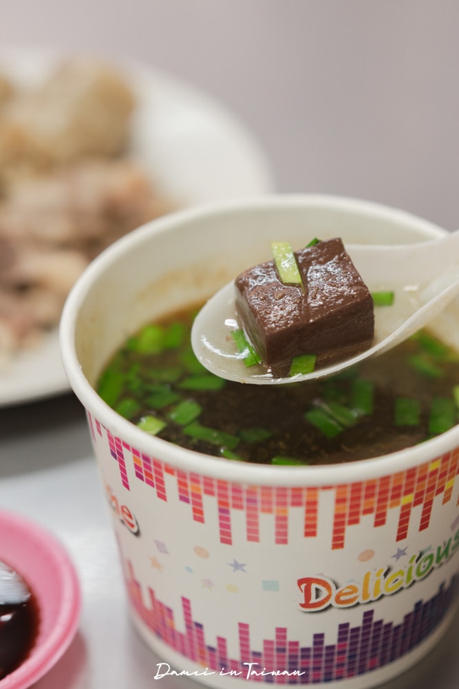 基隆仁愛|基隆孝三大腸圈-基隆超人氣小吃!許多人的回憶,沾醬是招牌 - 第11張圖