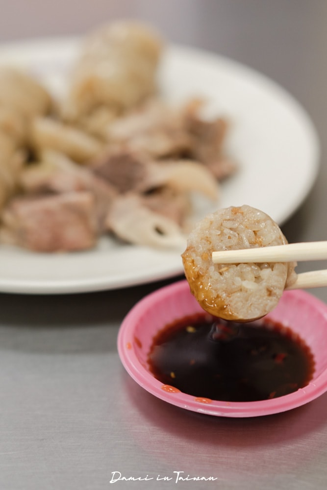 基隆仁愛|基隆孝三大腸圈-基隆超人氣小吃!許多人的回憶,沾醬是招牌 - 第9張圖