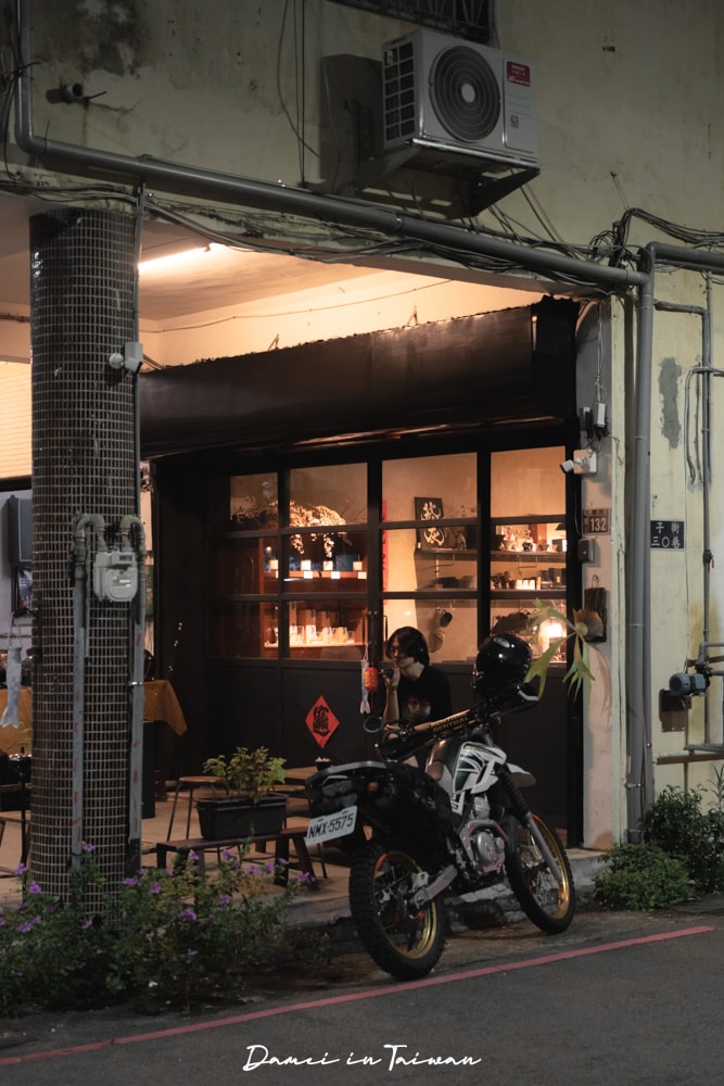 台中深夜咖啡廳|菸灰 Coffee Project-原子街裡的深夜咖啡廳,多種特色咖啡特調要試試看 - 第2張圖