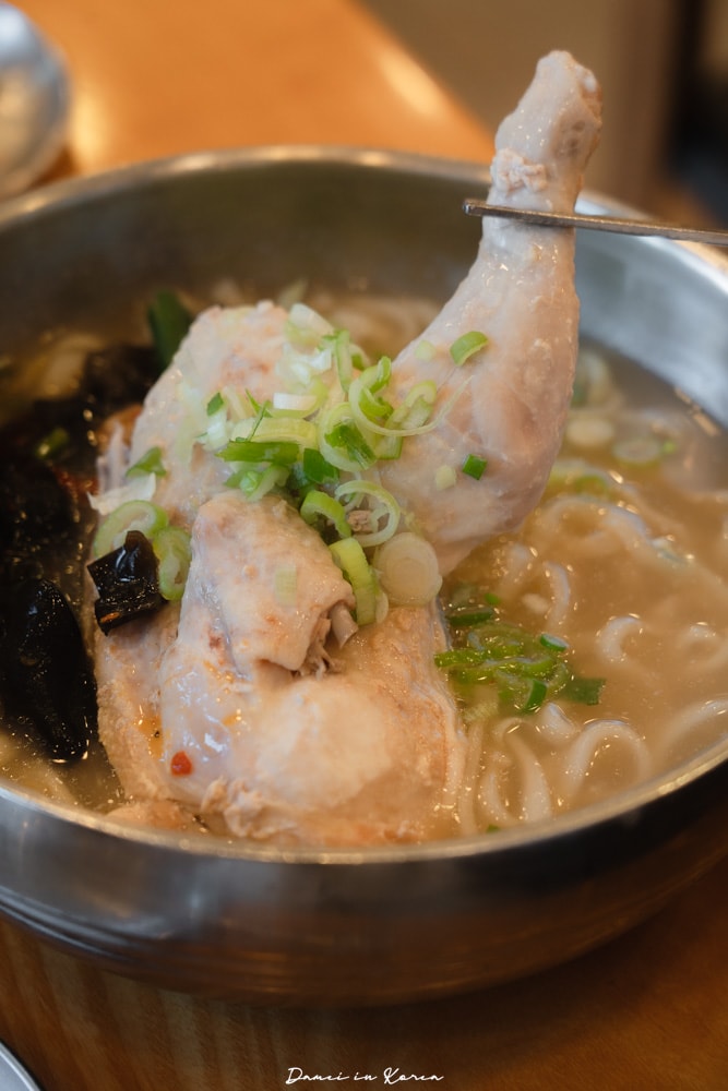 韓國首爾|東廟清燉雞腿刀削麵 동묘백숙닭국수-半雞清燉湯麵,份量大也很多饕客來訪 - 第6張圖