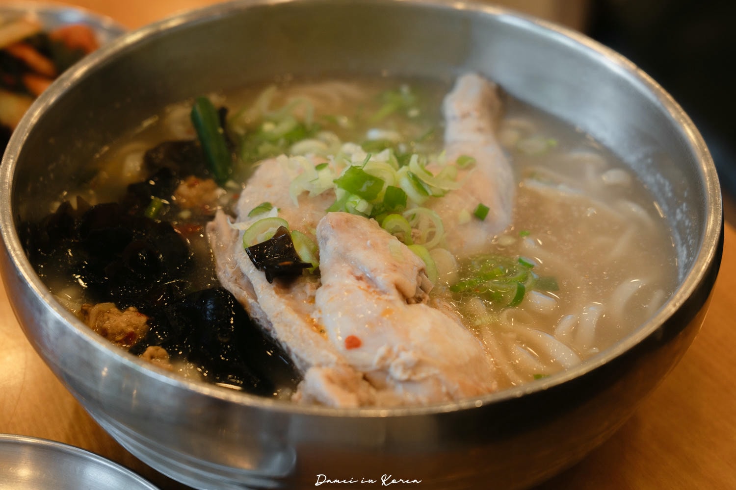 韓國首爾|東廟清燉雞腿刀削麵 동묘백숙닭국수-半雞清燉湯麵,份量大也很多饕客來訪 - 第5張圖