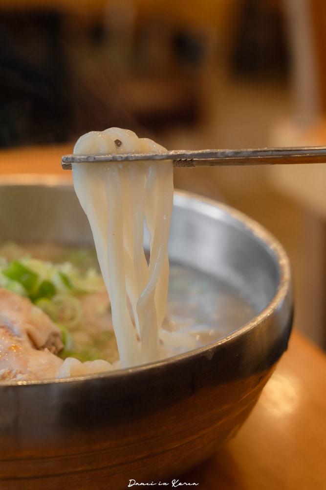 韓國首爾|東廟清燉雞腿刀削麵 동묘백숙닭국수-半雞清燉湯麵,份量大也很多饕客來訪 - 第7張圖
