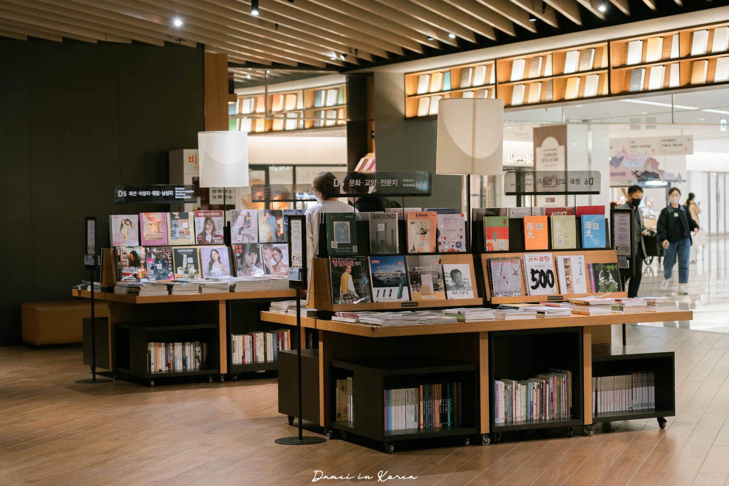 首爾星空圖書館-必拍巨型書櫃!白天夜晚各有魅力 - 第6張圖