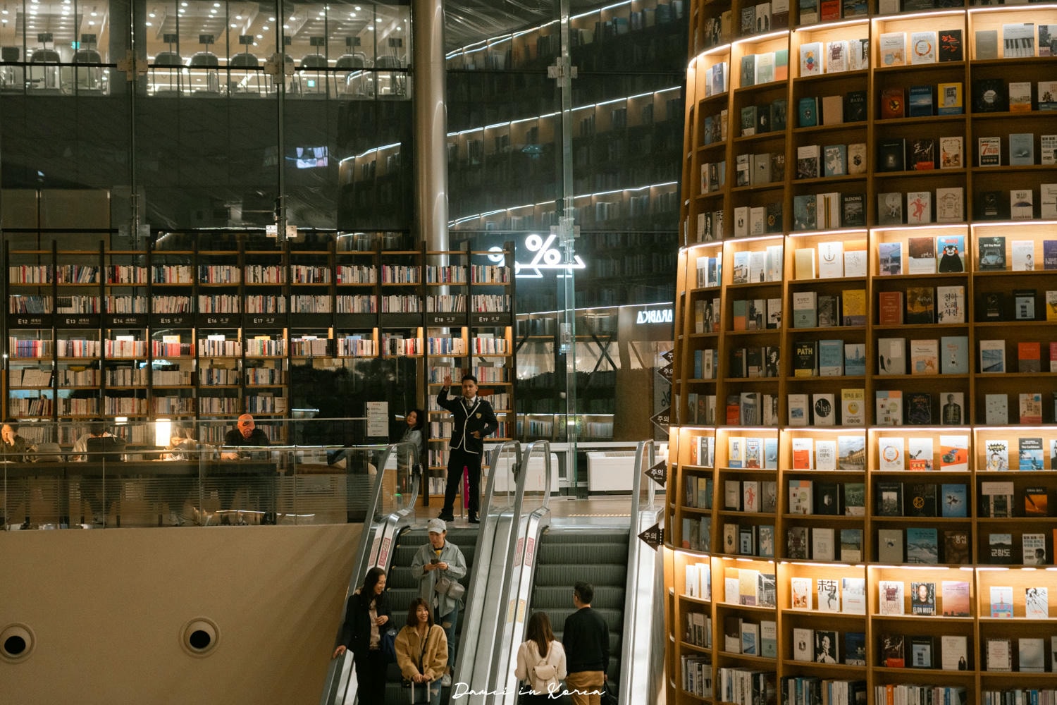 首爾星空圖書館-必拍巨型書櫃!白天夜晚各有魅力 - 第13張圖