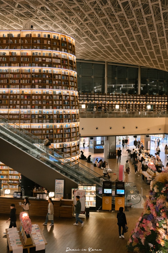 首爾星空圖書館-必拍巨型書櫃!白天夜晚各有魅力 - 第5張圖