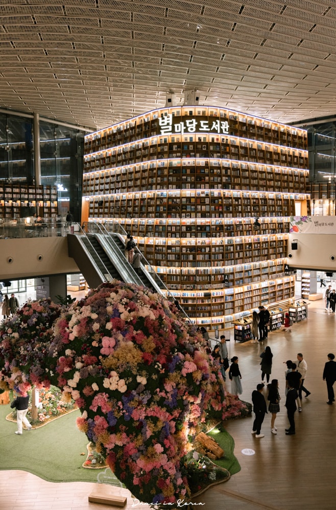 首爾星空圖書館-必拍巨型書櫃!白天夜晚各有魅力 - 第4張圖