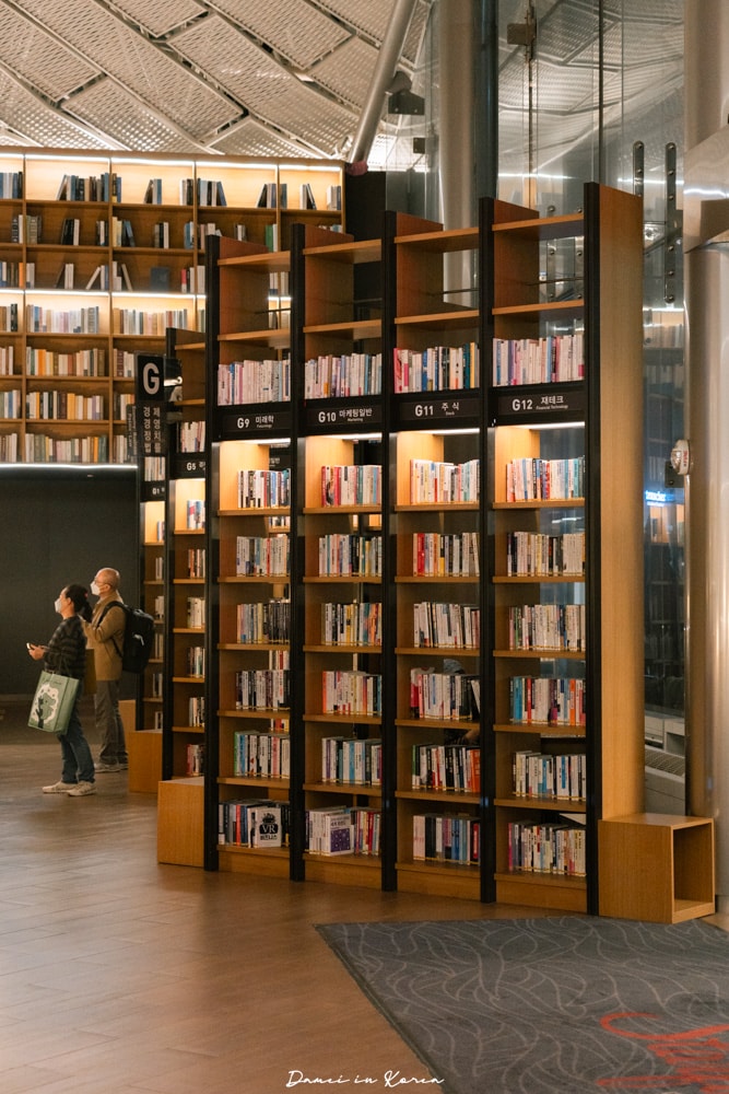 首爾星空圖書館-必拍巨型書櫃!白天夜晚各有魅力 - 第8張圖