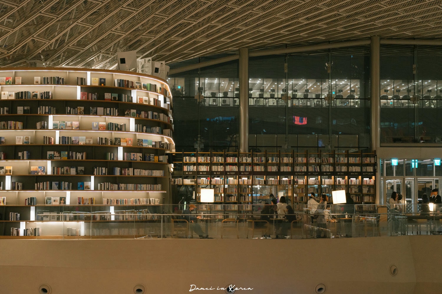 首爾星空圖書館-必拍巨型書櫃!白天夜晚各有魅力 - 第11張圖