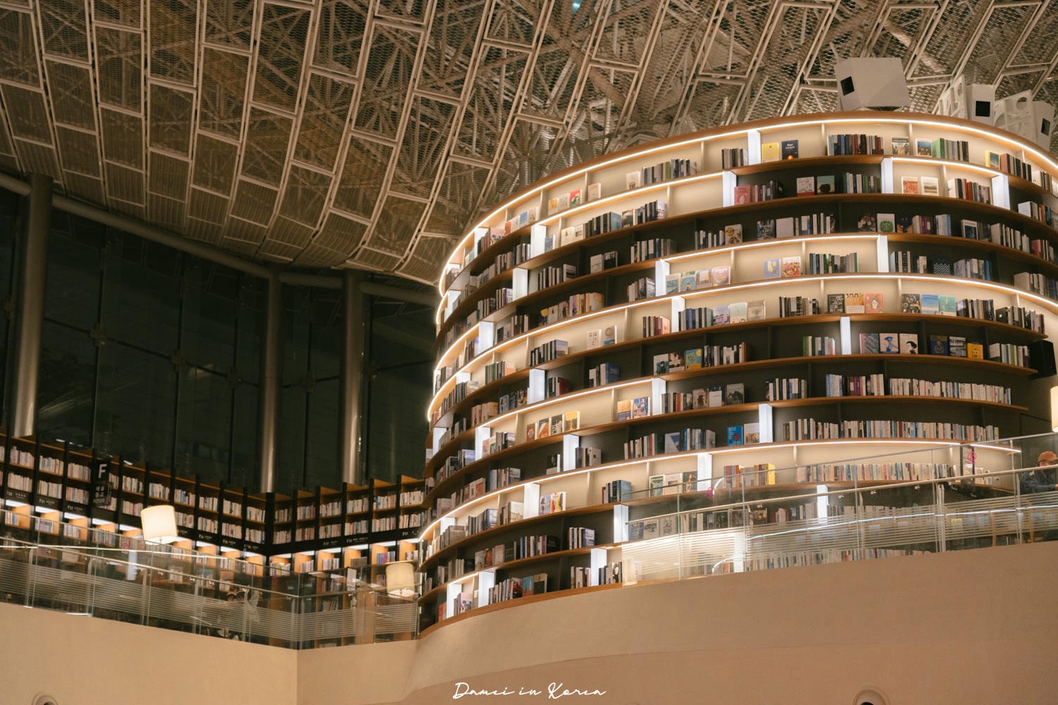 首爾星空圖書館-必拍巨型書櫃!白天夜晚各有魅力 - 第9張圖