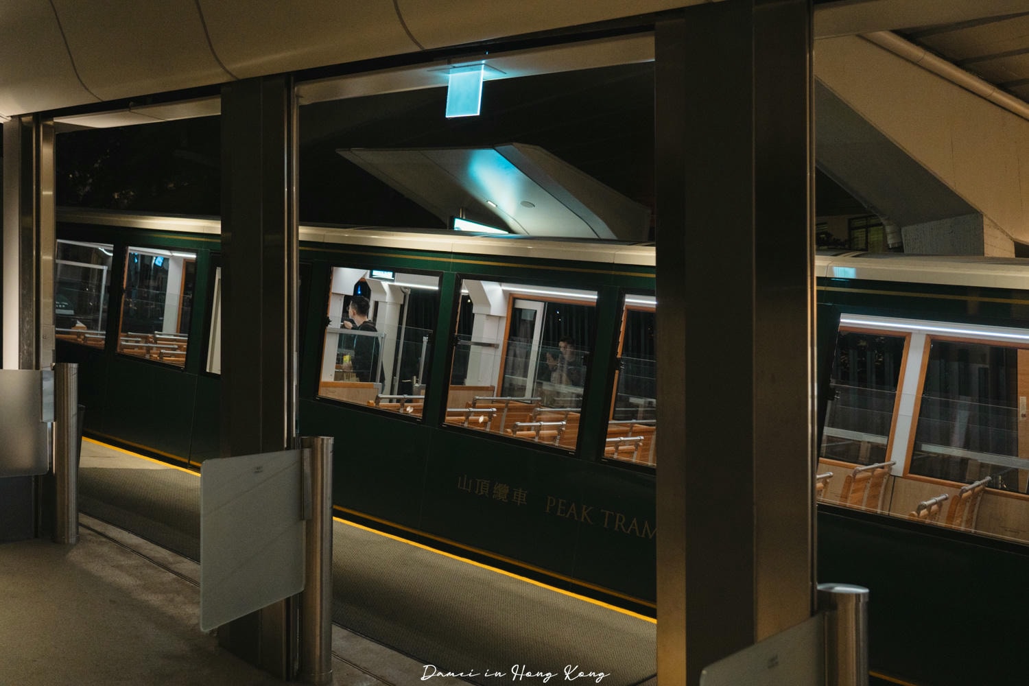 香港山頂纜車-世界三大夜景,擁有百年歷史的現代化纜車,復古又好拍 - 第8張圖