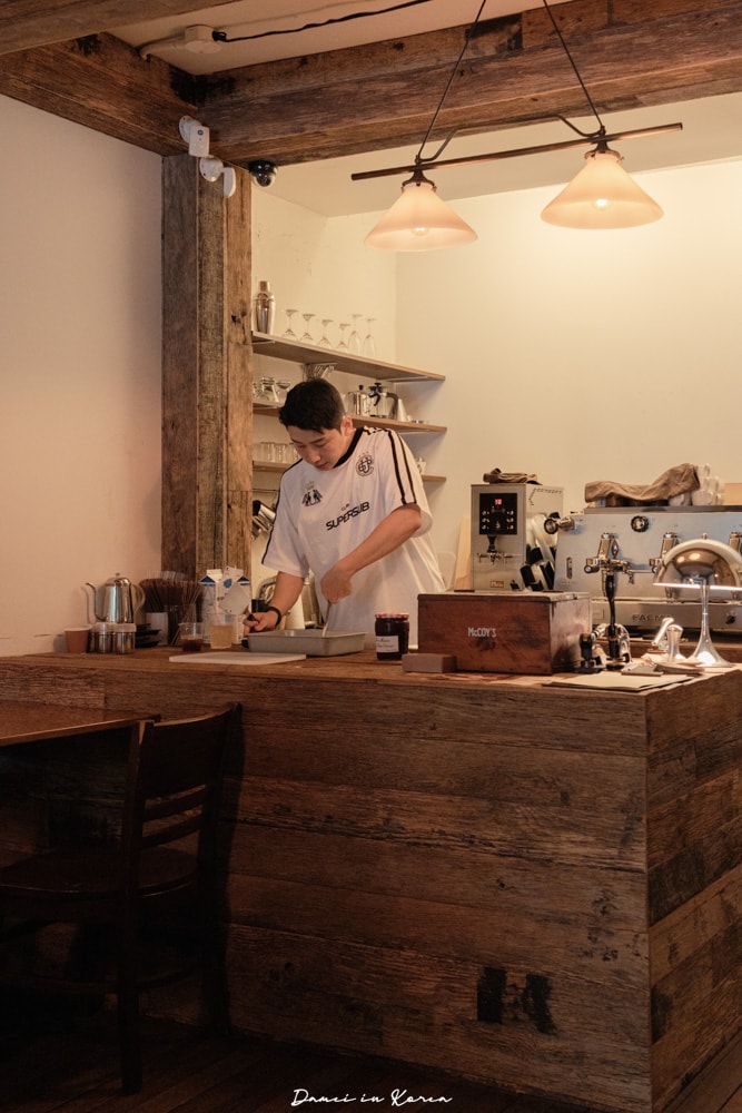 延南洞咖啡推薦|Mccoy’s Coffee 招牌維也納咖啡、木屋風格特別療癒 - 第9張圖