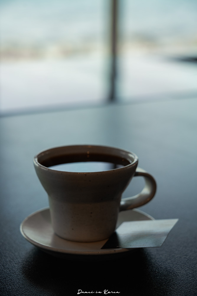 釜山海雲台海景咖啡廳「TIDE COFFEE ROASTERS」搭完膠囊列車必訪的質感咖啡店 - 第16張圖