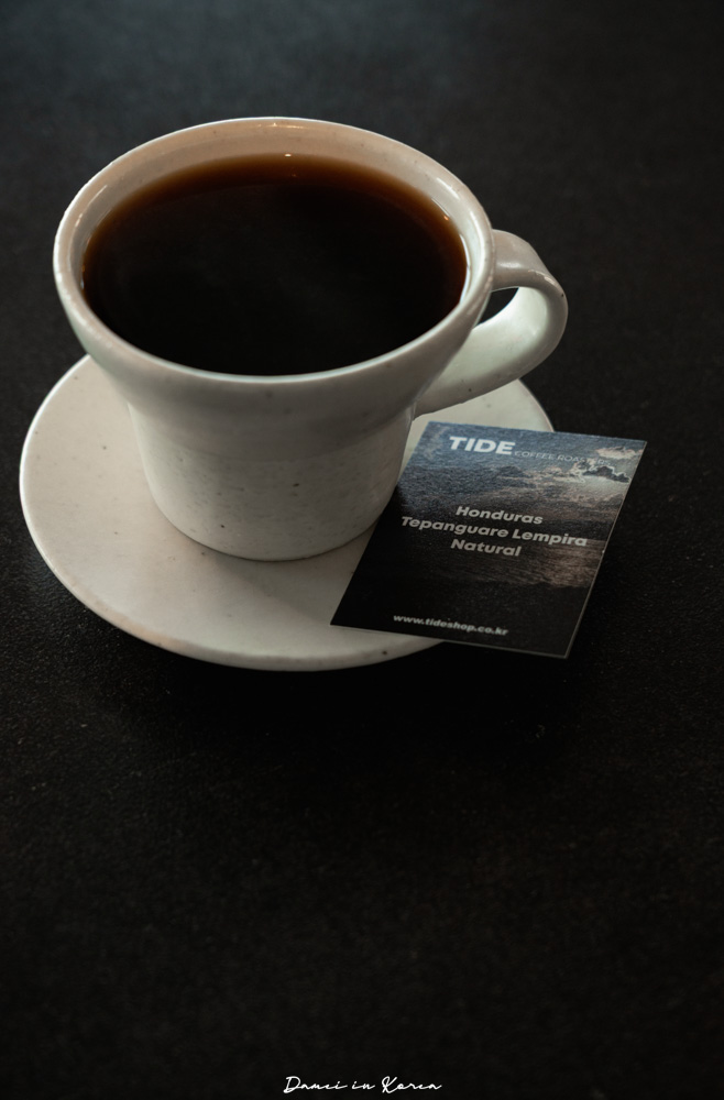 釜山海雲台海景咖啡廳「TIDE COFFEE ROASTERS」搭完膠囊列車必訪的質感咖啡店 - 第17張圖
