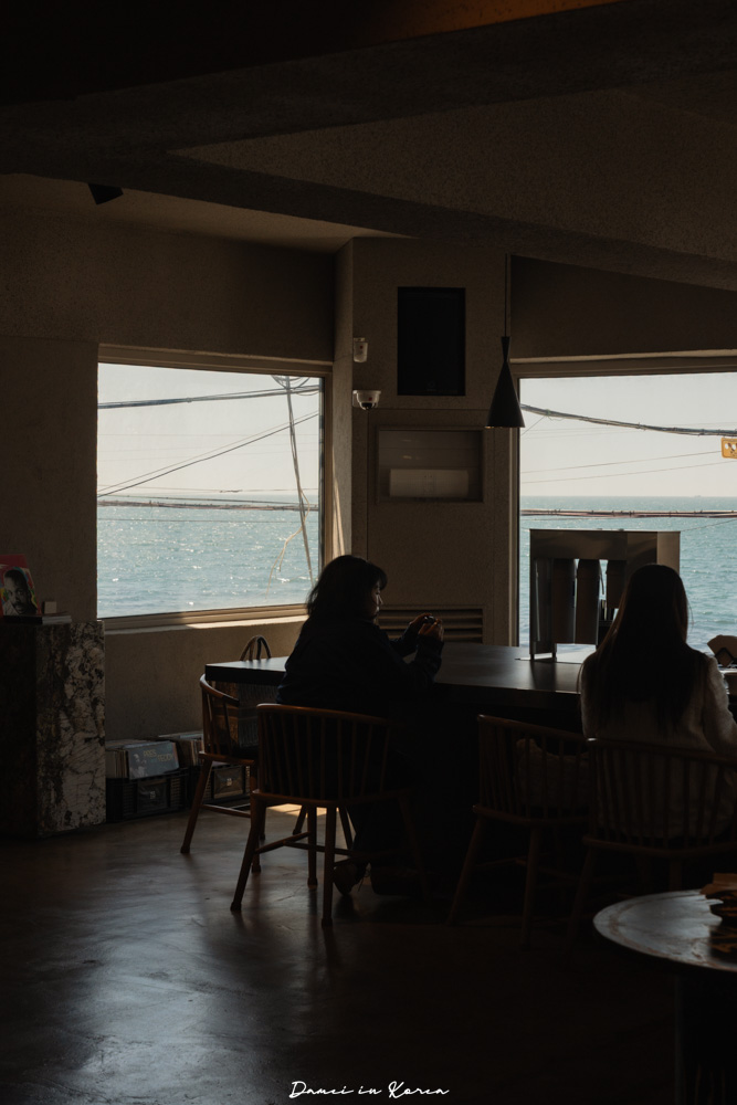 釜山海雲台海景咖啡廳「TIDE COFFEE ROASTERS」搭完膠囊列車必訪的質感咖啡店 - 第6張圖
