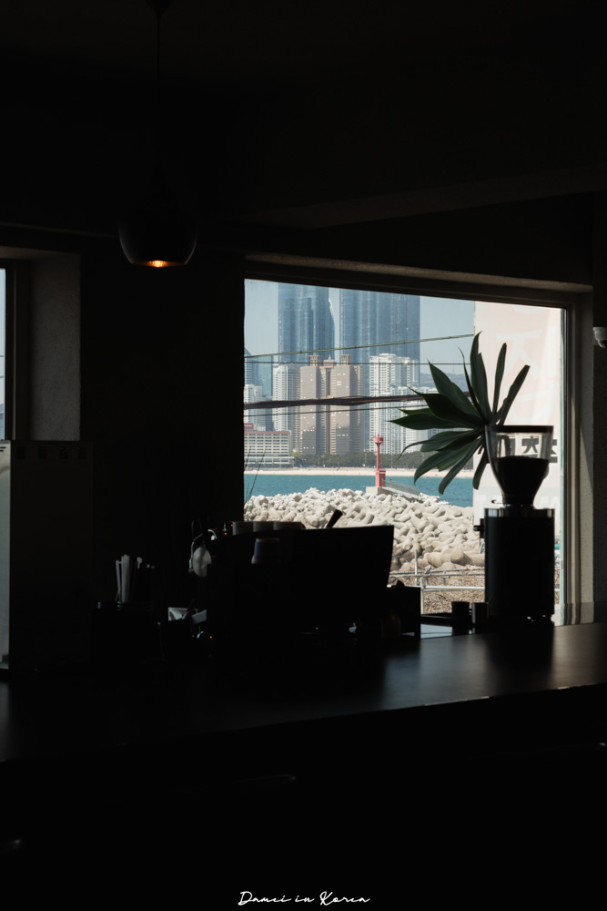 釜山海雲台海景咖啡廳「TIDE COFFEE ROASTERS」搭完膠囊列車必訪的質感咖啡店 - 第11張圖