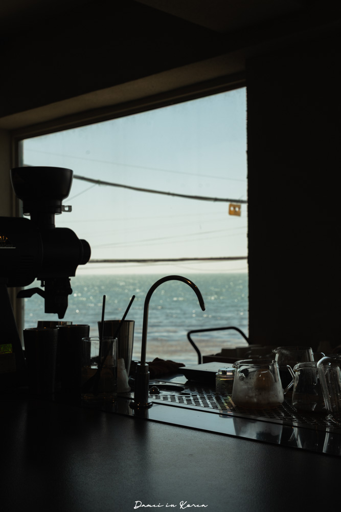 釜山海雲台海景咖啡廳「TIDE COFFEE ROASTERS」搭完膠囊列車必訪的質感咖啡店 - 第10張圖