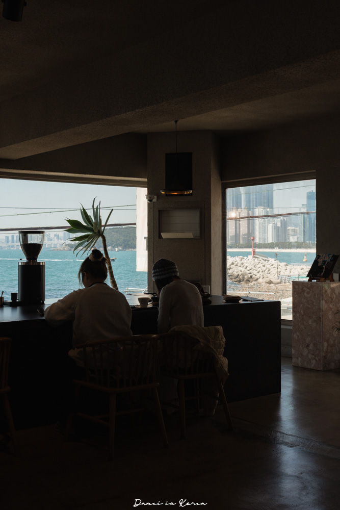 釜山海雲台海景咖啡廳「TIDE COFFEE ROASTERS」搭完膠囊列車必訪的質感咖啡店 - 第7張圖