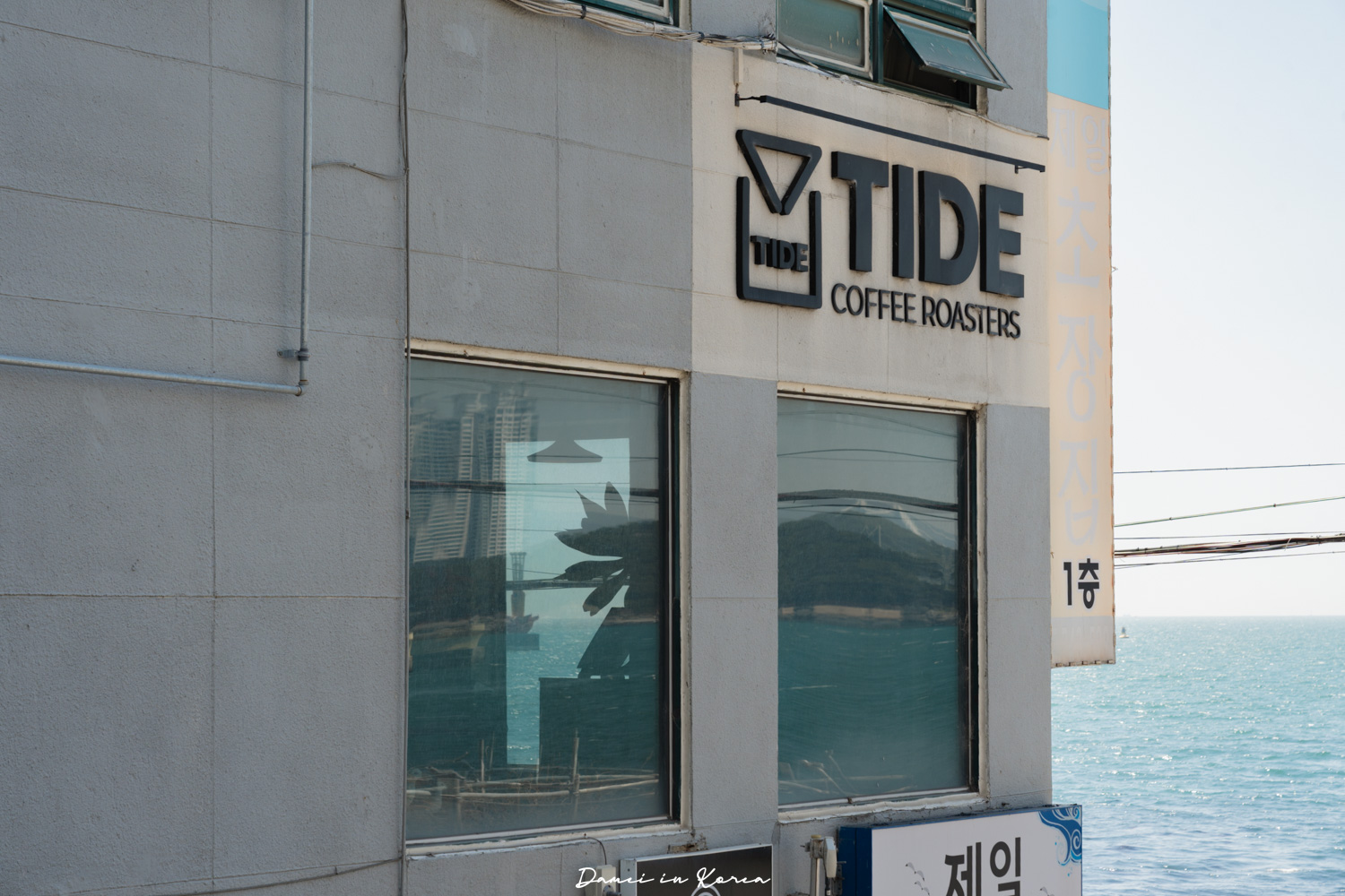 釜山海雲台海景咖啡廳「TIDE COFFEE ROASTERS」搭完膠囊列車必訪的質感咖啡店 - 第4張圖