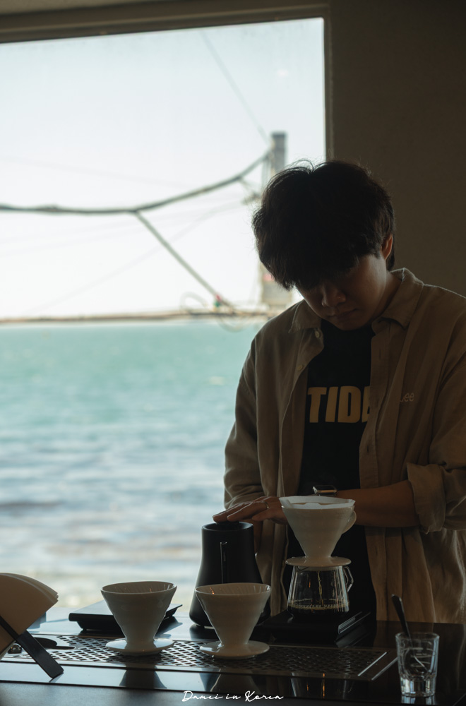 釜山海雲台海景咖啡廳「TIDE COFFEE ROASTERS」搭完膠囊列車必訪的質感咖啡店 - 第14張圖