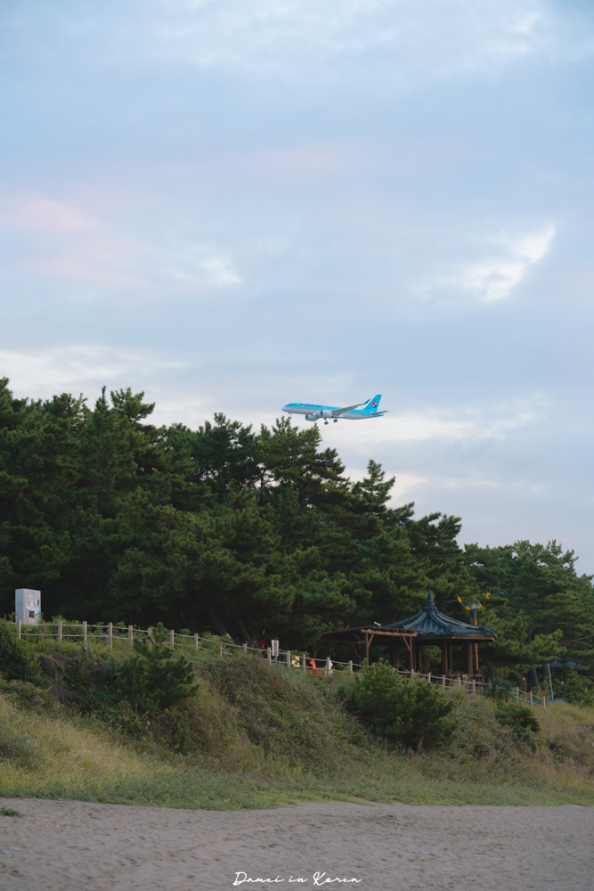 濟州島景點推薦「梨湖紅白馬燈塔」梨湖海水浴場最可愛的地標!還能看飛機 - 第8張圖