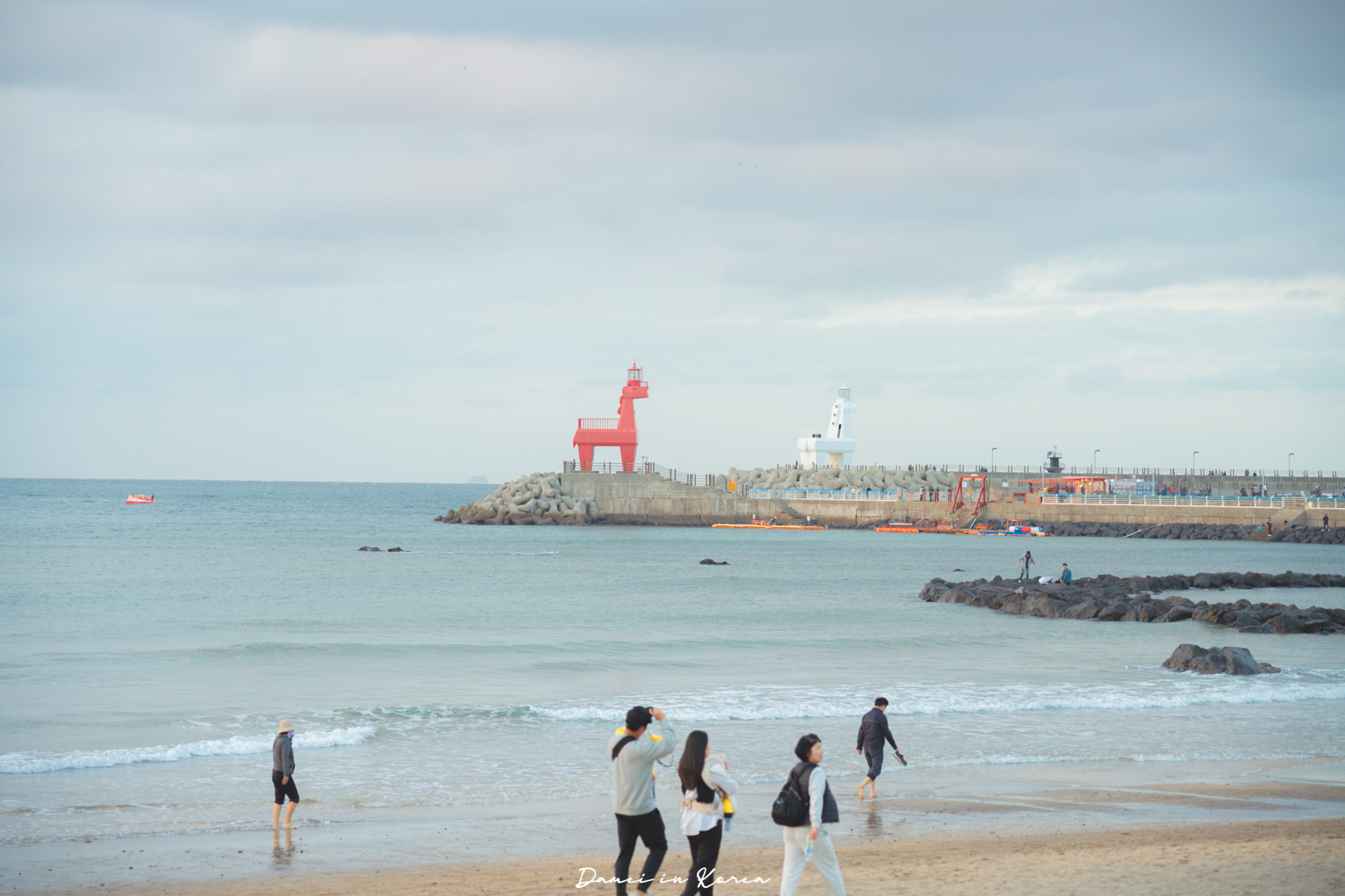 濟州島景點推薦「梨湖紅白馬燈塔」梨湖海水浴場最可愛的地標!還能看飛機 - 第10張圖