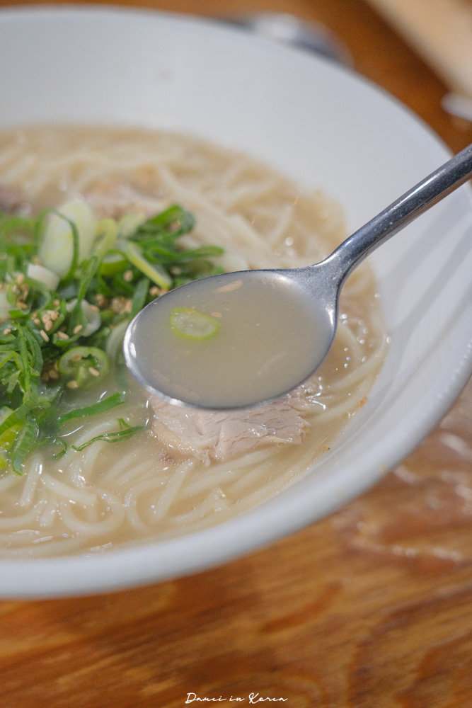 濟州島豬肉湯麵推薦!濟州漢拏麵館제주한라국수-只有在地人的西歸浦豬肉湯麵店,必點特色白切肉 - 第12張圖