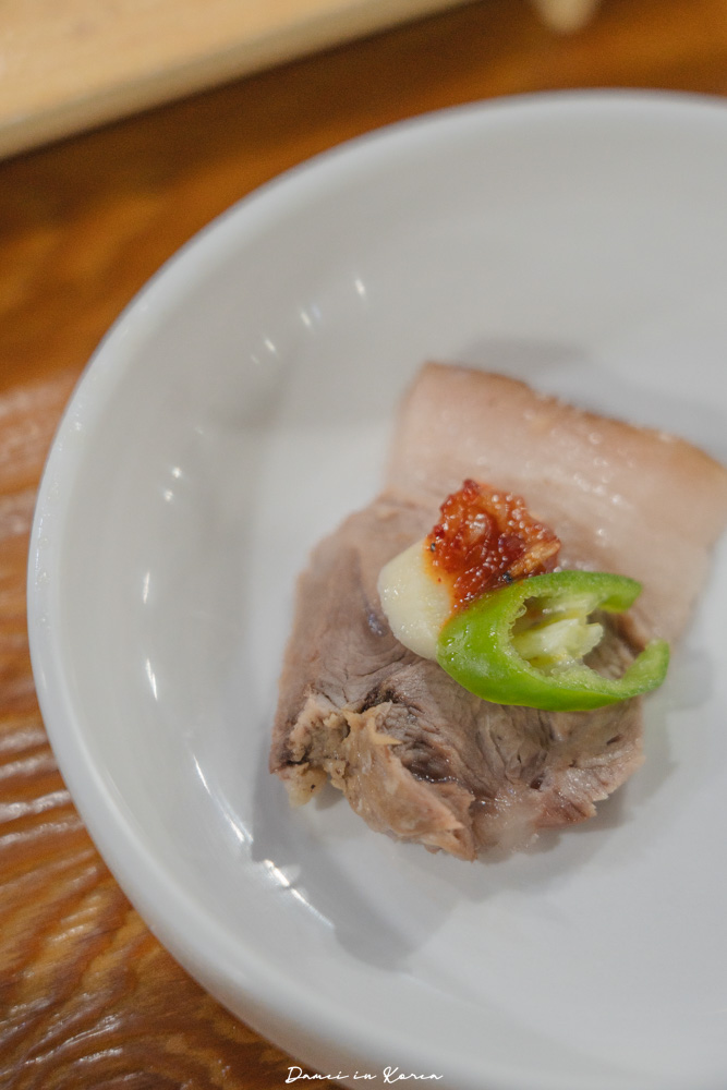 濟州島豬肉湯麵推薦!濟州漢拏麵館제주한라국수-只有在地人的西歸浦豬肉湯麵店,必點特色白切肉 - 第16張圖