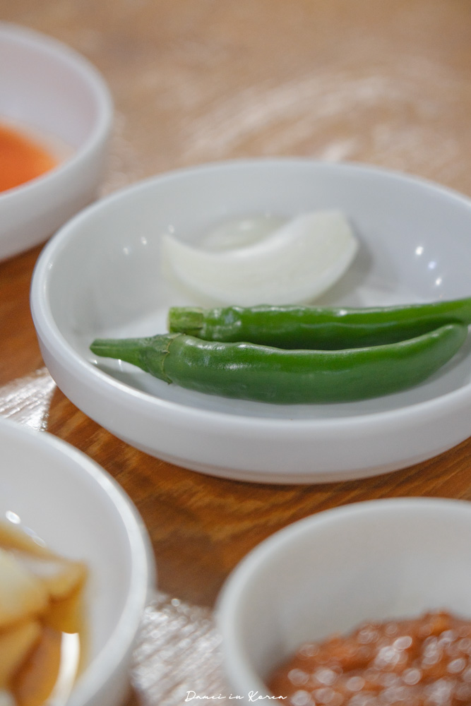 濟州島豬肉湯麵推薦!濟州漢拏麵館제주한라국수-只有在地人的西歸浦豬肉湯麵店,必點特色白切肉 - 第7張圖