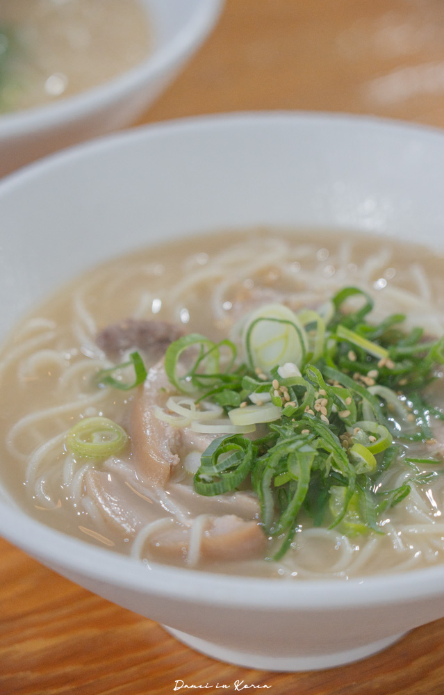 濟州島豬肉湯麵推薦!濟州漢拏麵館제주한라국수-只有在地人的西歸浦豬肉湯麵店,必點特色白切肉 - 第11張圖