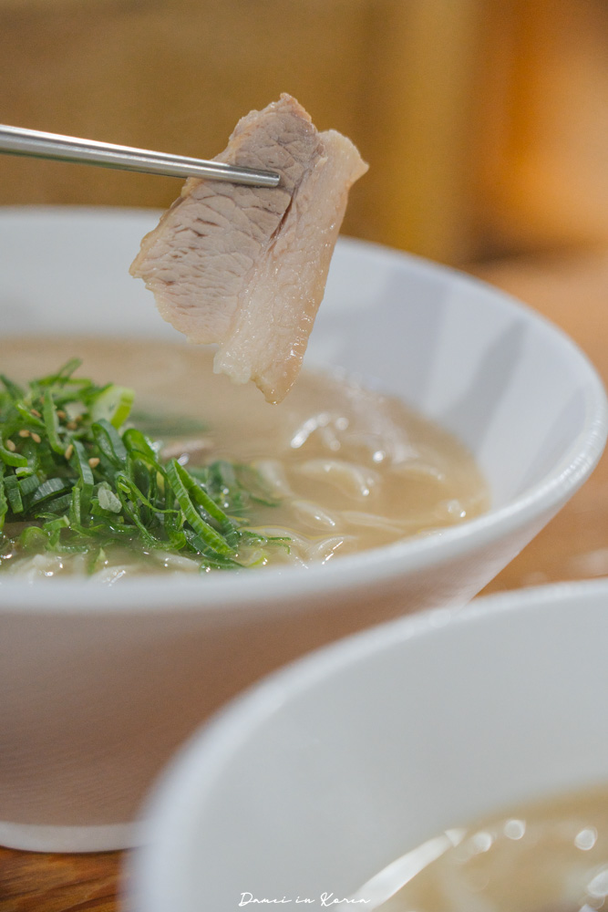 濟州島豬肉湯麵推薦!濟州漢拏麵館제주한라국수-只有在地人的西歸浦豬肉湯麵店,必點特色白切肉 - 第13張圖