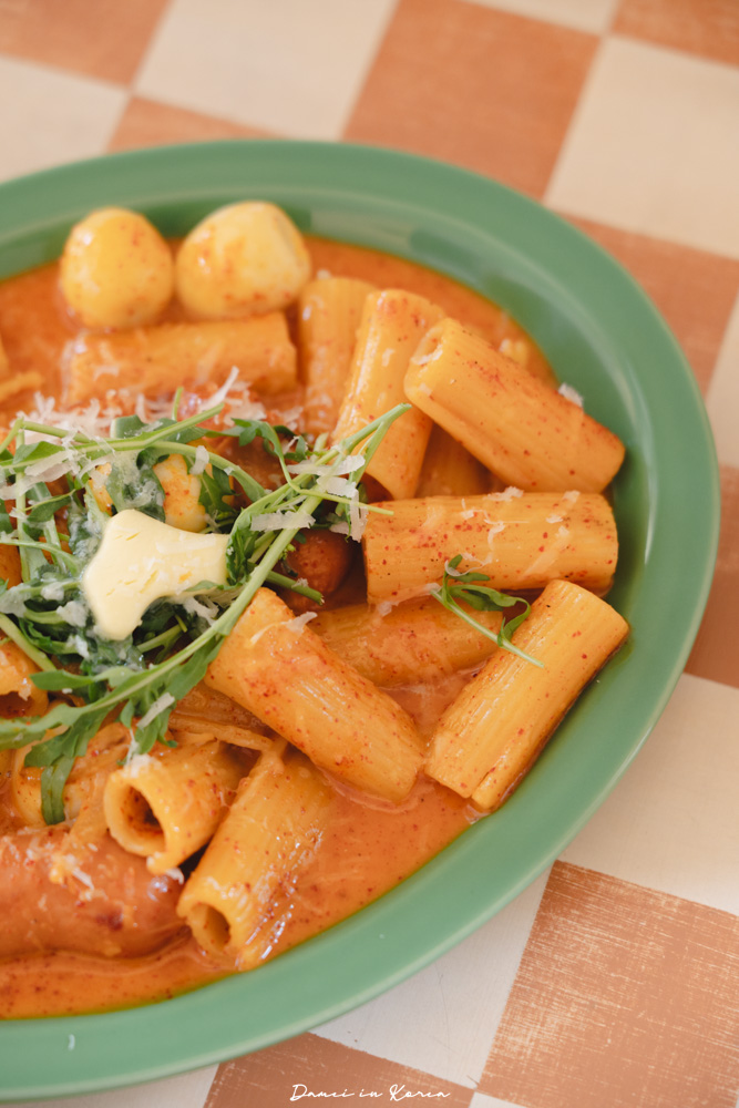 首爾聖水早午餐推薦｜Rue de Rivoli 聖水-聖水人氣法式早午餐店，竟然有玫瑰辣炒年糕水管麵？