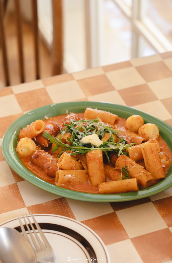 首爾聖水早午餐推薦｜Rue de Rivoli 聖水-聖水人氣法式早午餐店，竟然有玫瑰辣炒年糕水管麵？