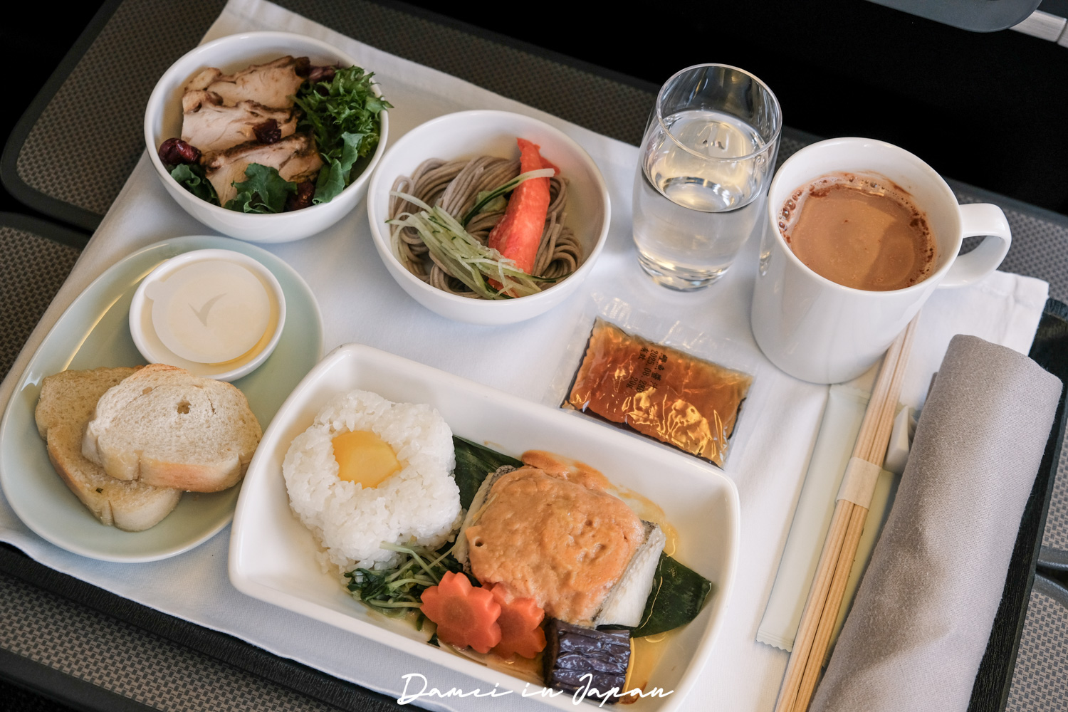 國泰航空CX564、CX565 波音777-300『台北-大阪』商務艙、經濟艙座位與餐點開箱 - 第13張圖 國泰航空CX564、CX565 波音777-300『台北-大阪』商務艙、經濟艙座位與餐點開箱