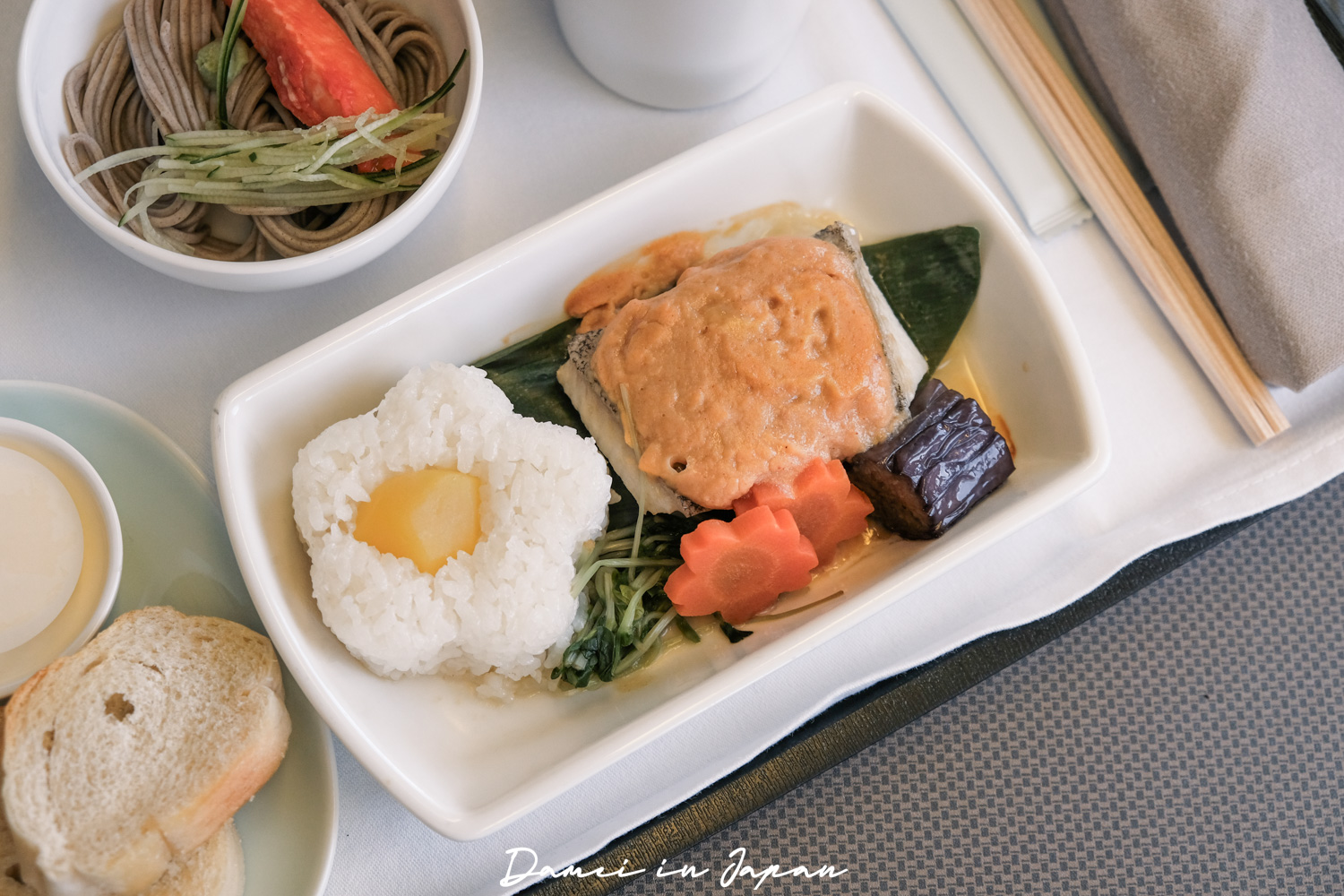 國泰航空CX564、CX565 波音777-300『台北-大阪』商務艙、經濟艙座位與餐點開箱 - 第14張圖 國泰航空CX564、CX565 波音777-300『台北-大阪』商務艙、經濟艙座位與餐點開箱