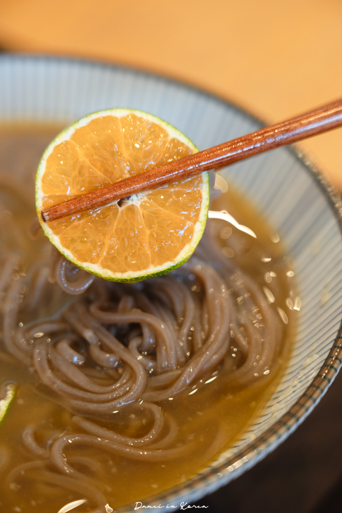 濟州機場美食推薦！DOTOREE Kitchen橡子廚房-青橘蕎麥冷麵配上特製豆皮壽司，連韓國人也力推的熱門餐廳