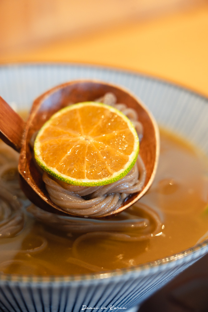 濟州機場美食推薦！DOTOREE Kitchen橡子廚房-青橘蕎麥冷麵配上特製豆皮壽司，連韓國人也力推的熱門餐廳