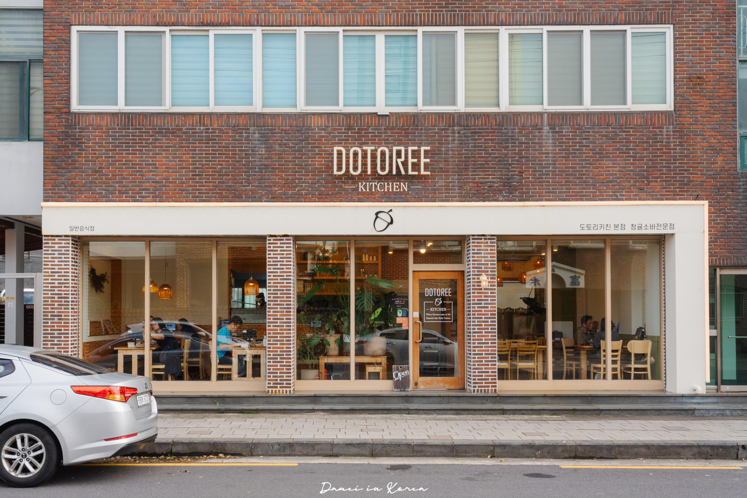 濟州機場美食推薦！DOTOREE Kitchen橡子廚房-青橘蕎麥冷麵配上特製豆皮壽司，連韓國人也力推的熱門餐廳