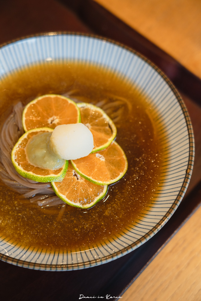 濟州機場美食推薦！DOTOREE Kitchen橡子廚房-青橘蕎麥冷麵配上特製豆皮壽司，連韓國人也力推的熱門餐廳