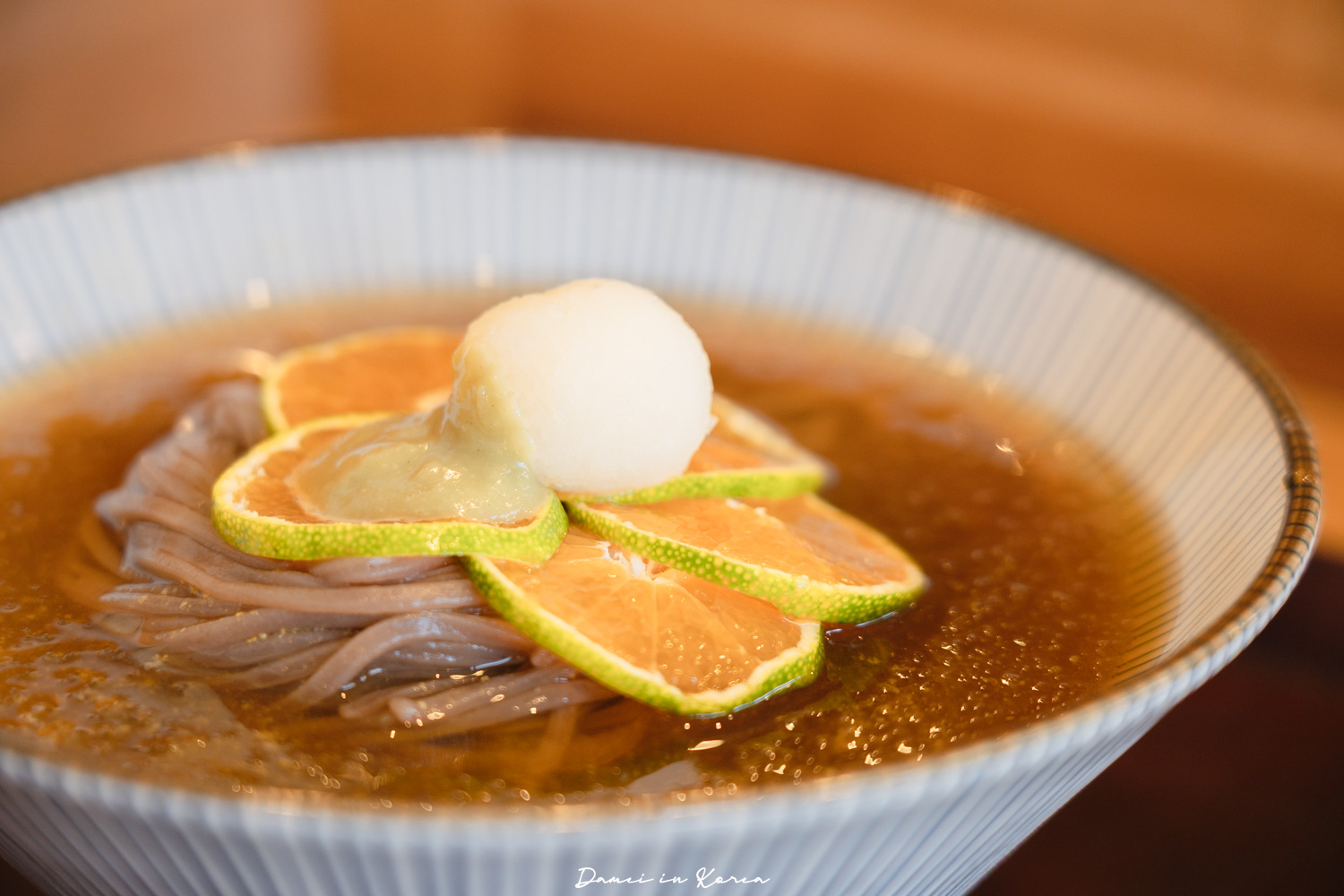 濟州機場美食推薦！DOTOREE Kitchen橡子廚房-青橘蕎麥冷麵配上特製豆皮壽司，連韓國人也力推的熱門餐廳
