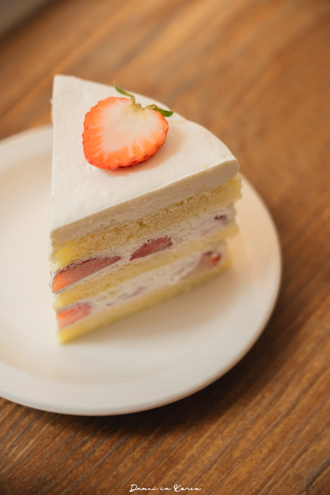 釜山南浦咖啡廳推薦!Top floor탑플로어-草莓鮮奶油蛋糕清爽不膩口，法式風格空間又好拍照